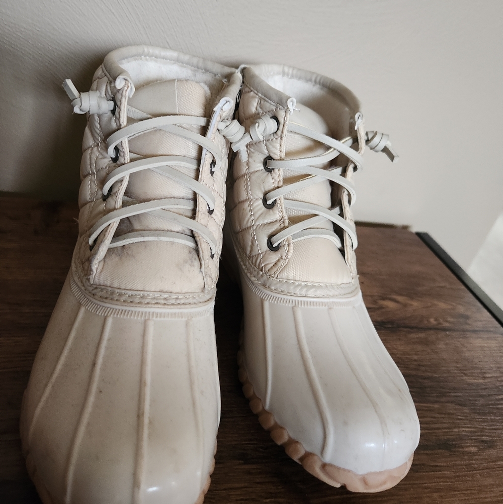 SO Cream Quilted Duck Boots Size 6.5